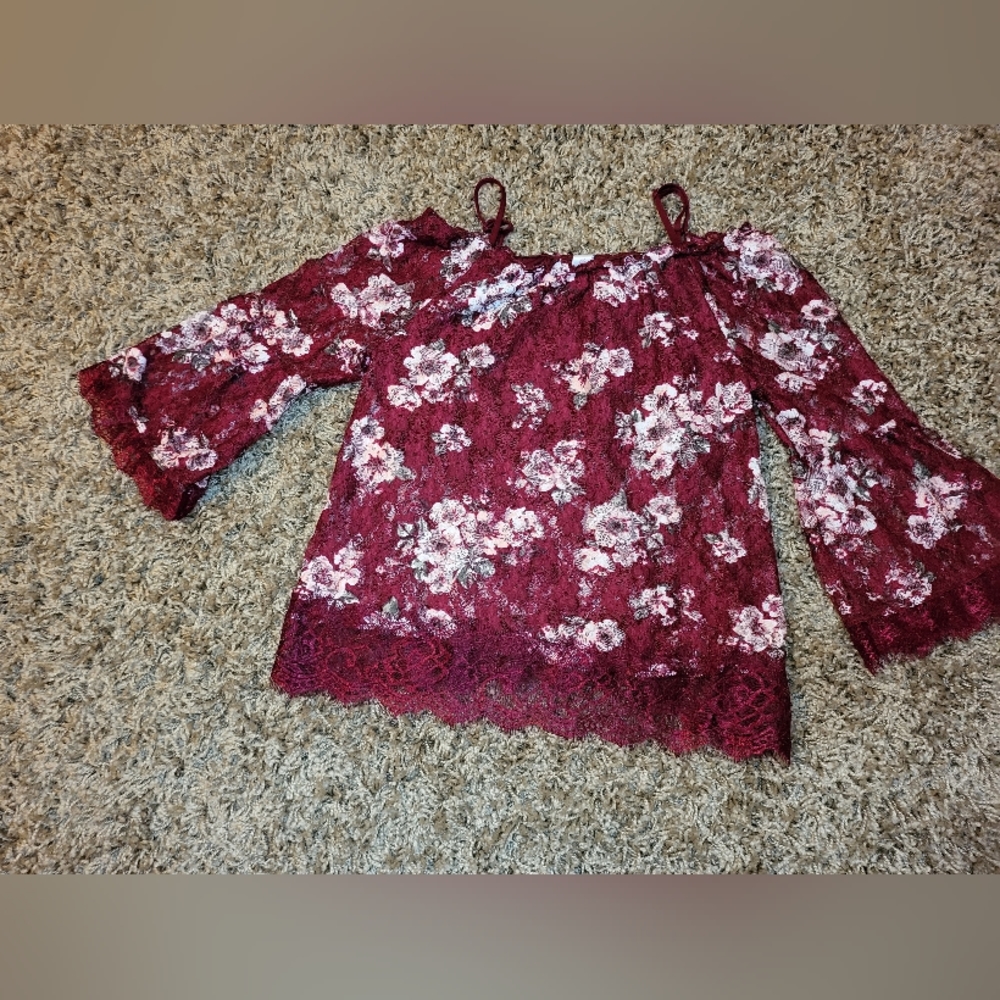-Beautiful lace peasants style shirt-can be worn off the shoulder-3/4 sleeves